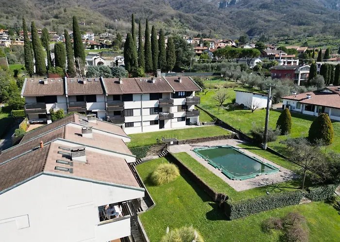 Prati Escape - With Pool And Lakeview 아파트